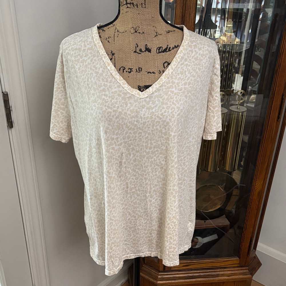 AVA & VIV Women's Cream Leopard Print V-Neck Top size 1X